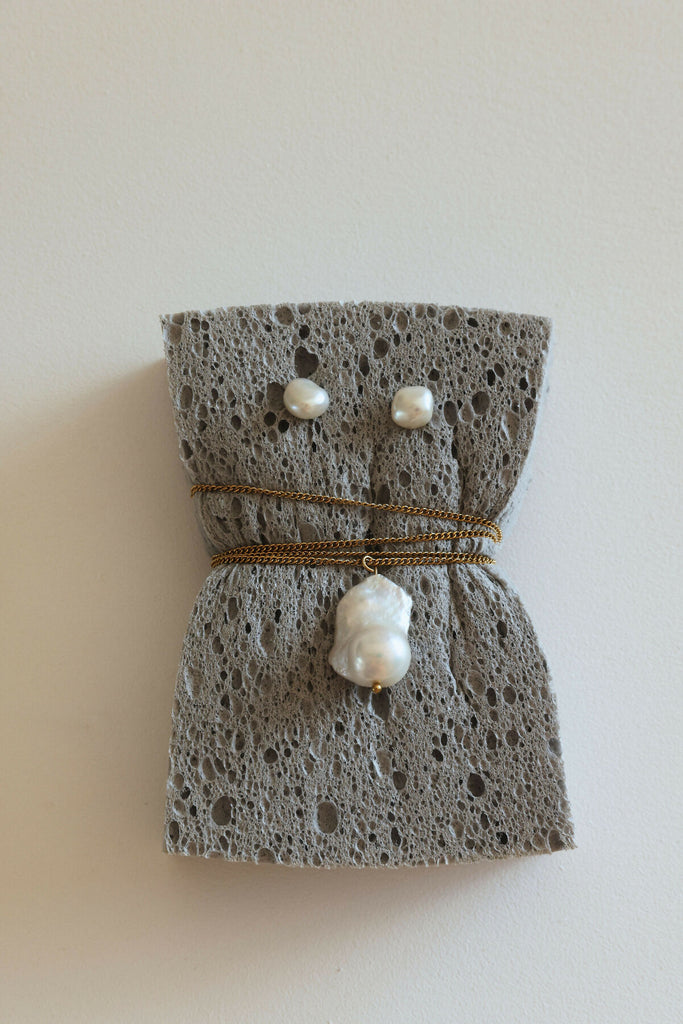 KESHI PEARL STUD EARRINGS