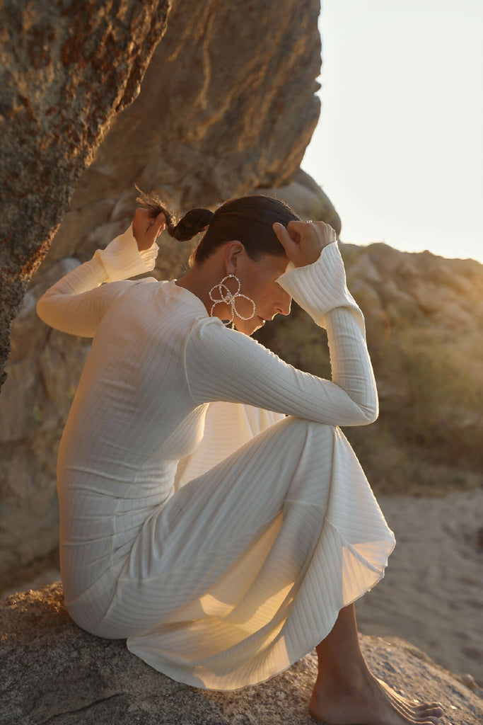 OVERSIZED FLOWER PEARL EARRINGS