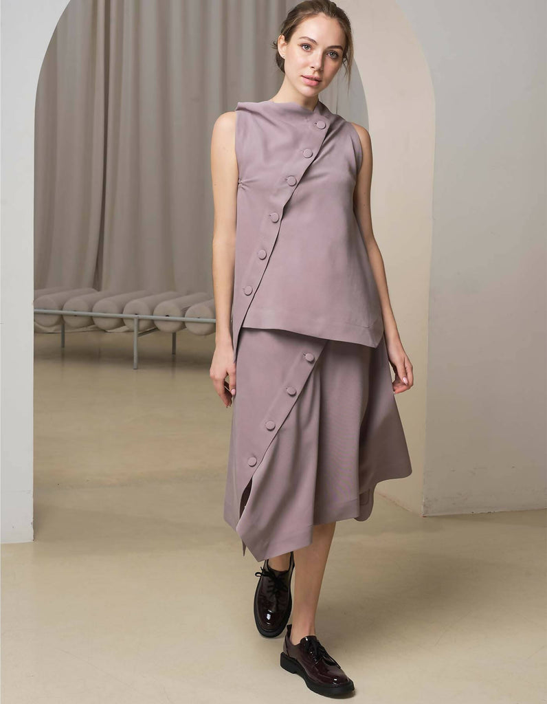 Sleeveness Top with Closed-Neck and Midi Skirt