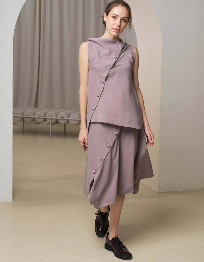 Sleeveness Top with Closed-Neck and Midi Skirt