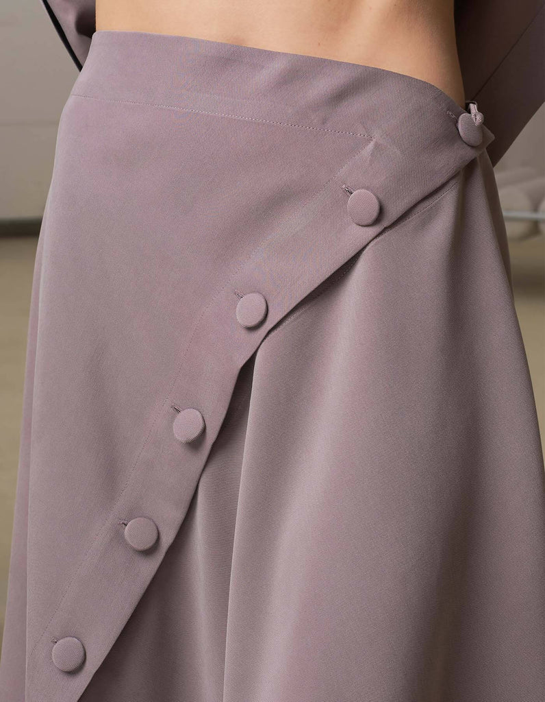 Sleeveness Top with Closed-Neck and Midi Skirt