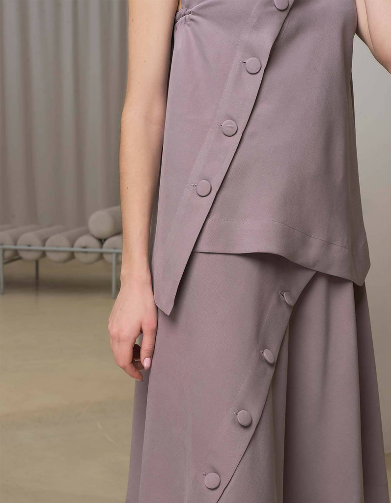 Sleeveness Top with Closed-Neck and Midi Skirt